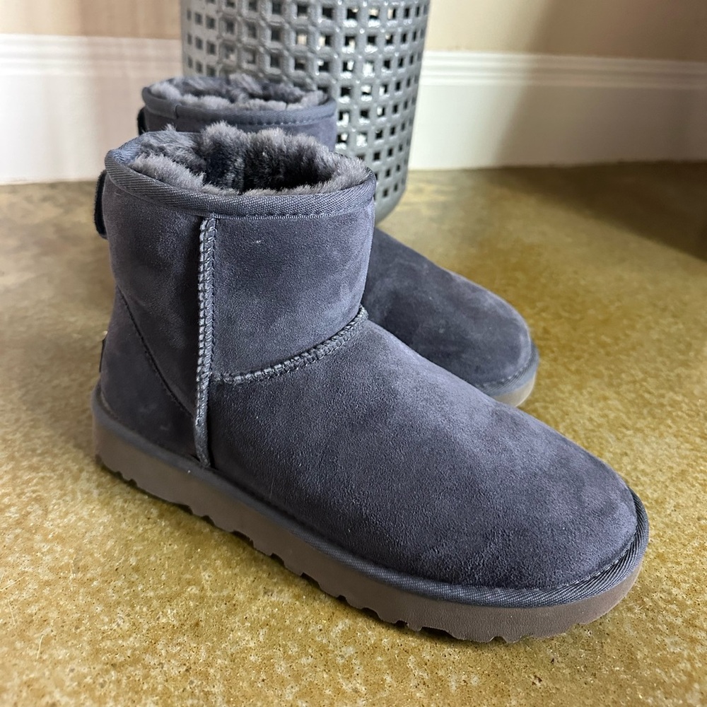 UGG BOOTS size 7 / CLASSIC MINI ll